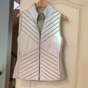 ALO Yoga Women's Light Gray Quilted Reflective Vest Small